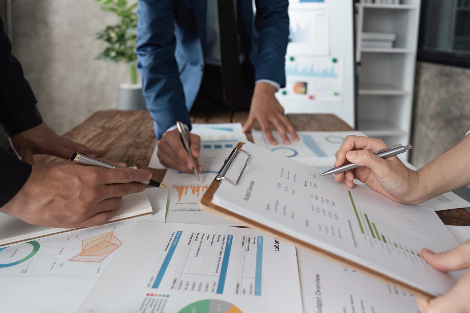 Tim menganalisis data keuangan untuk perencanaan pajak